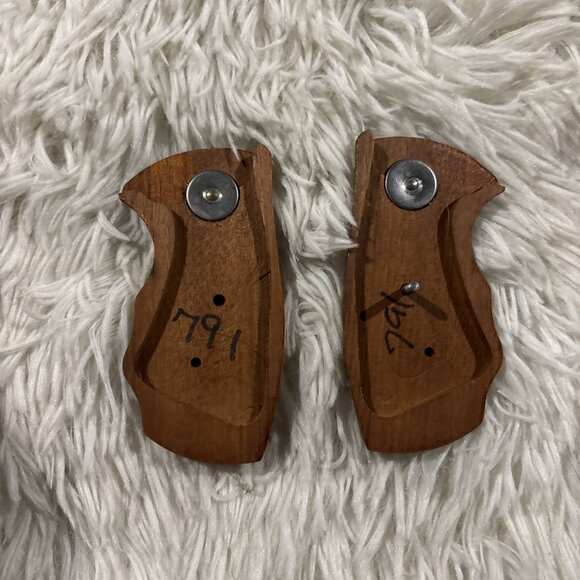 Smith & Wesson K Frame Combat Grips with screw ROUND BUTT , FINGER GROOVE, WOOD - Picture 3 of 5